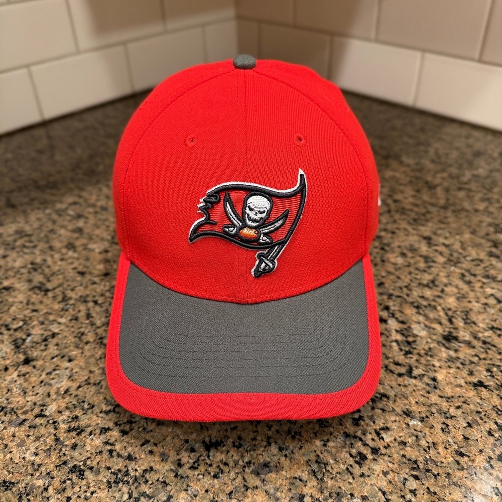 Tampa Bay Buccaneers Hat New Era 39THIRTY Men's M/L Red Gray NFL